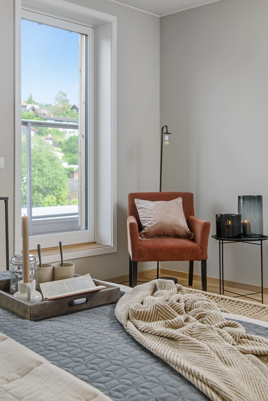 Fra hovedsoverommet er det utgang til østvendt balkong hvor man kan nyte morgensolen. Galleribilde
