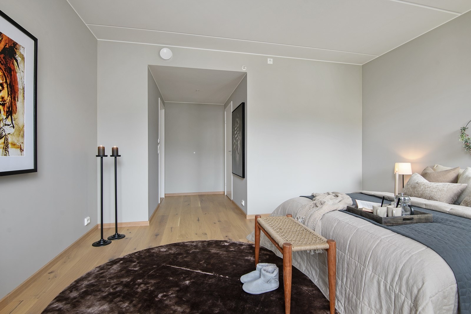 Det ene av leilighetens to bad er i tilknytning til hovedsoverommet med direkte inngang fra soverommet. Galleribilde