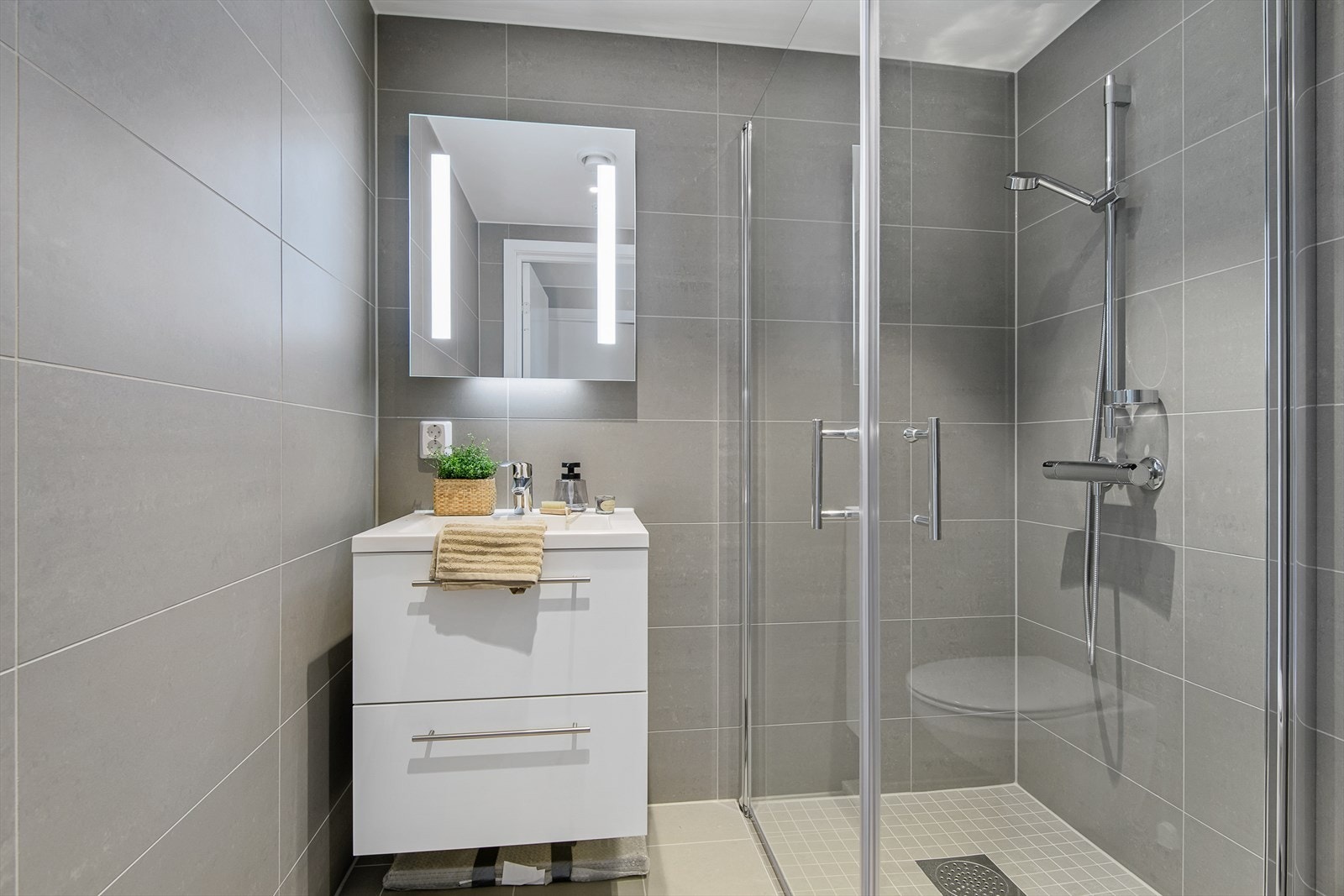 Det private badet som er i tilknytning til hovedsoverommet er like delikat innredet som det store baderommet. Galleribilde