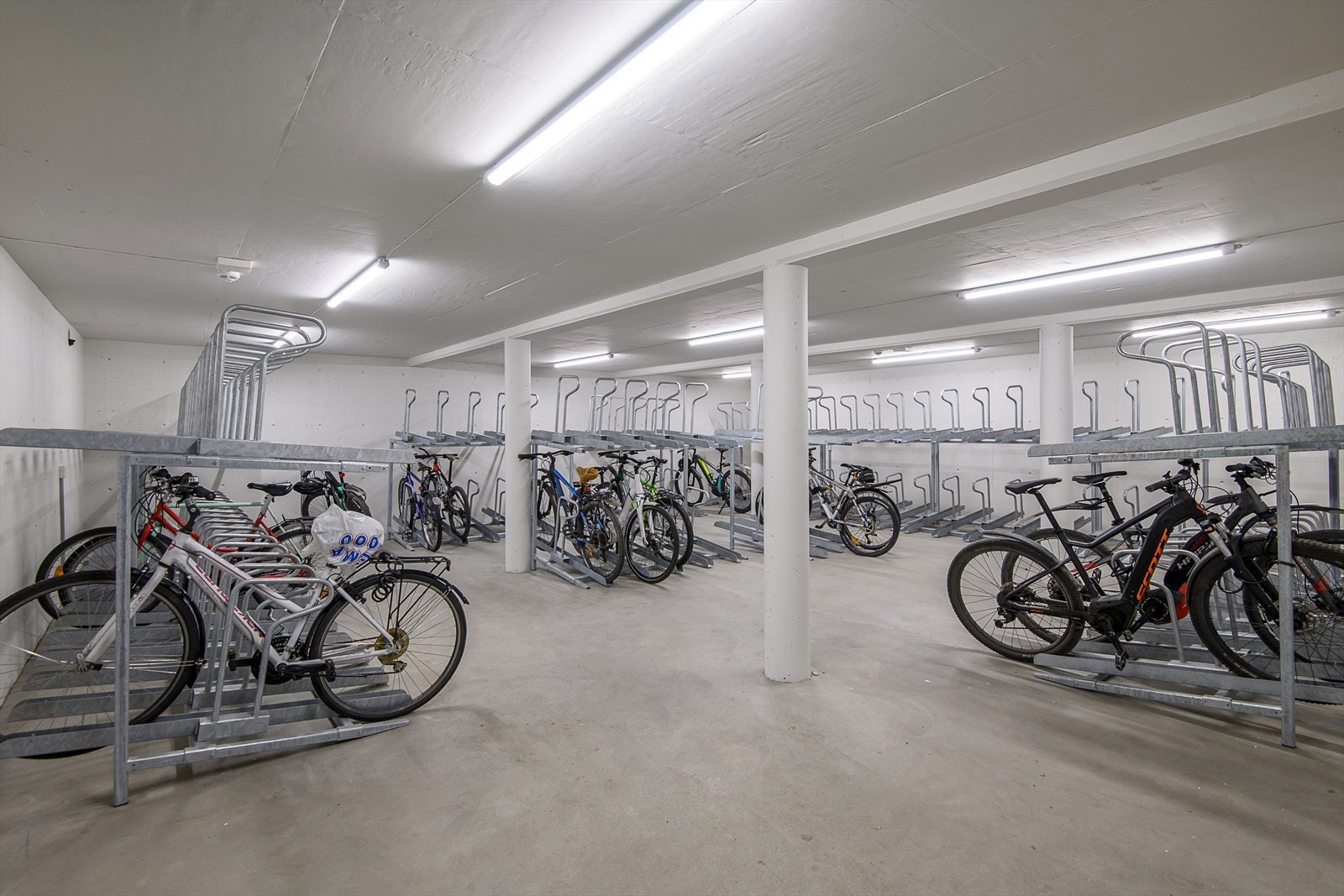 Felles sykkelparkering for sameiet med tilhørende sykkelverksted smørebod. Galleribilde