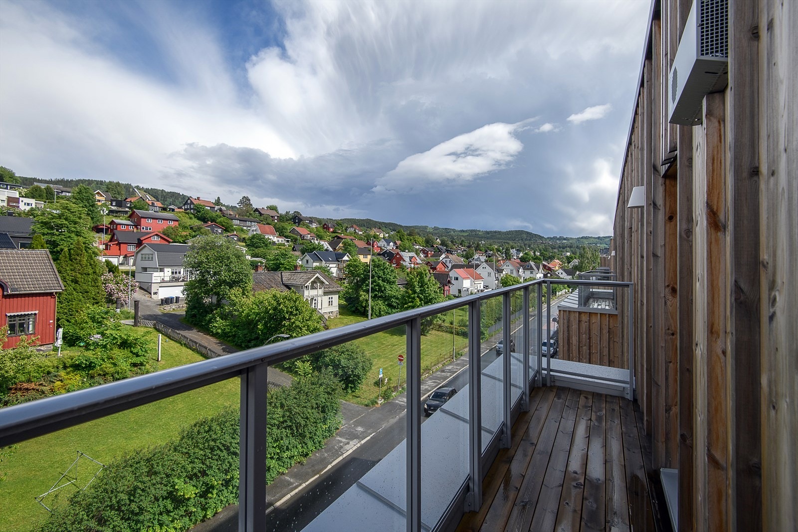 Østvendt balkong med utsikt og morgensol. Galleribilde