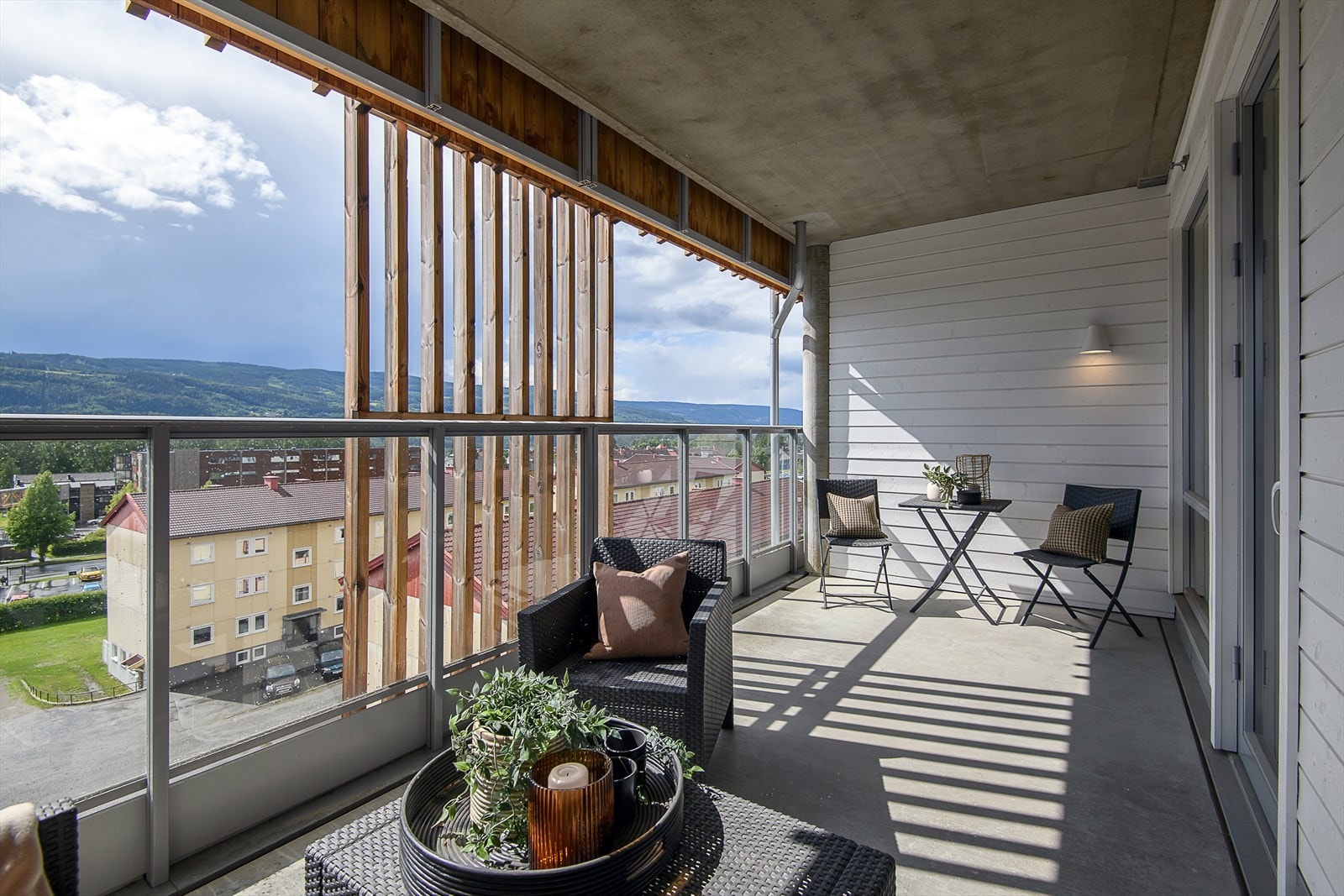 Den solrike terrassen er overbygget og har tette vegger mot tilstøtende leiligheter, noe som gir mulighet for å benytte uterommet store deler av året. Galleribilde