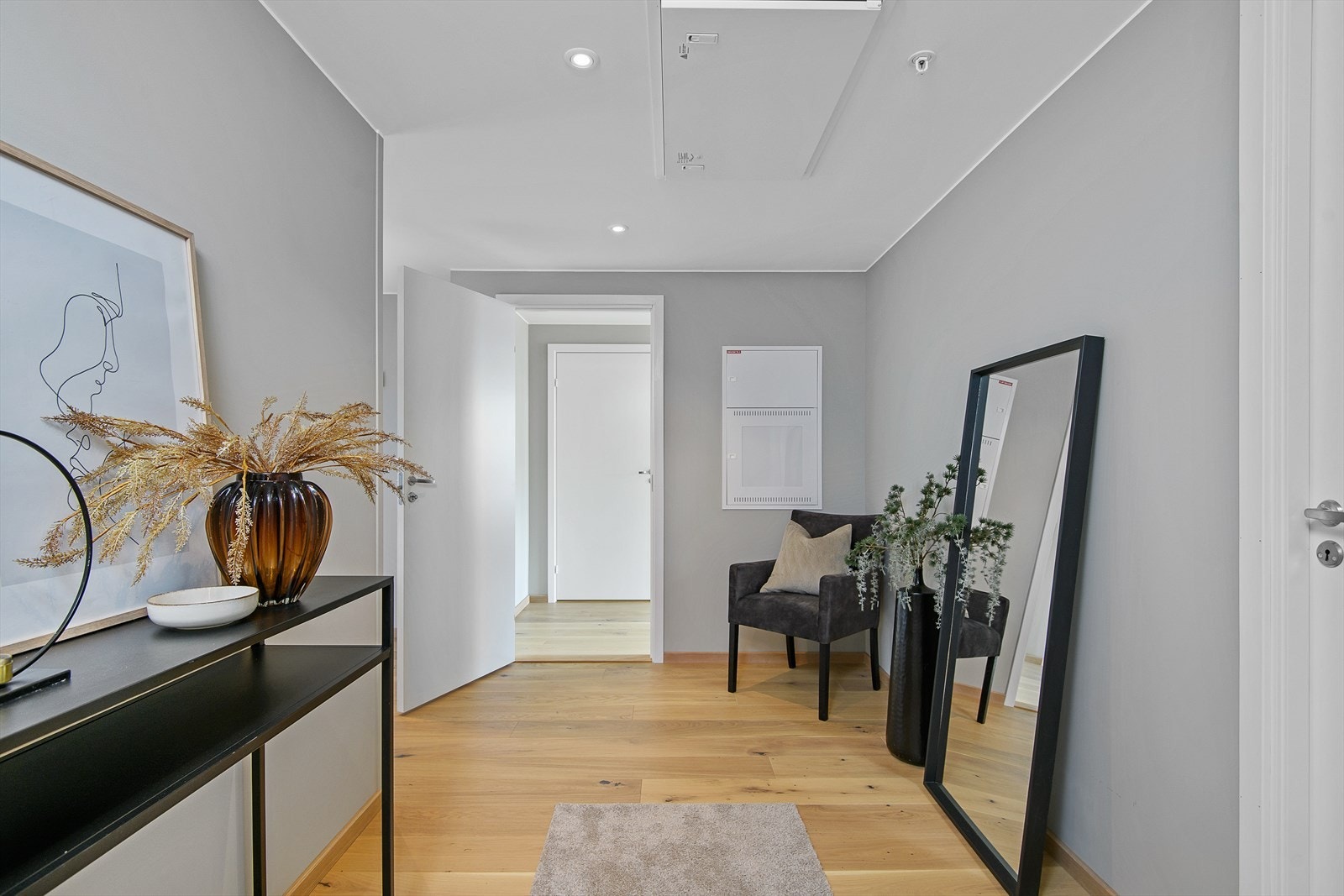 Innbydende og romslig entré med god plass for å etablere garderobeløsninger. Galleribilde