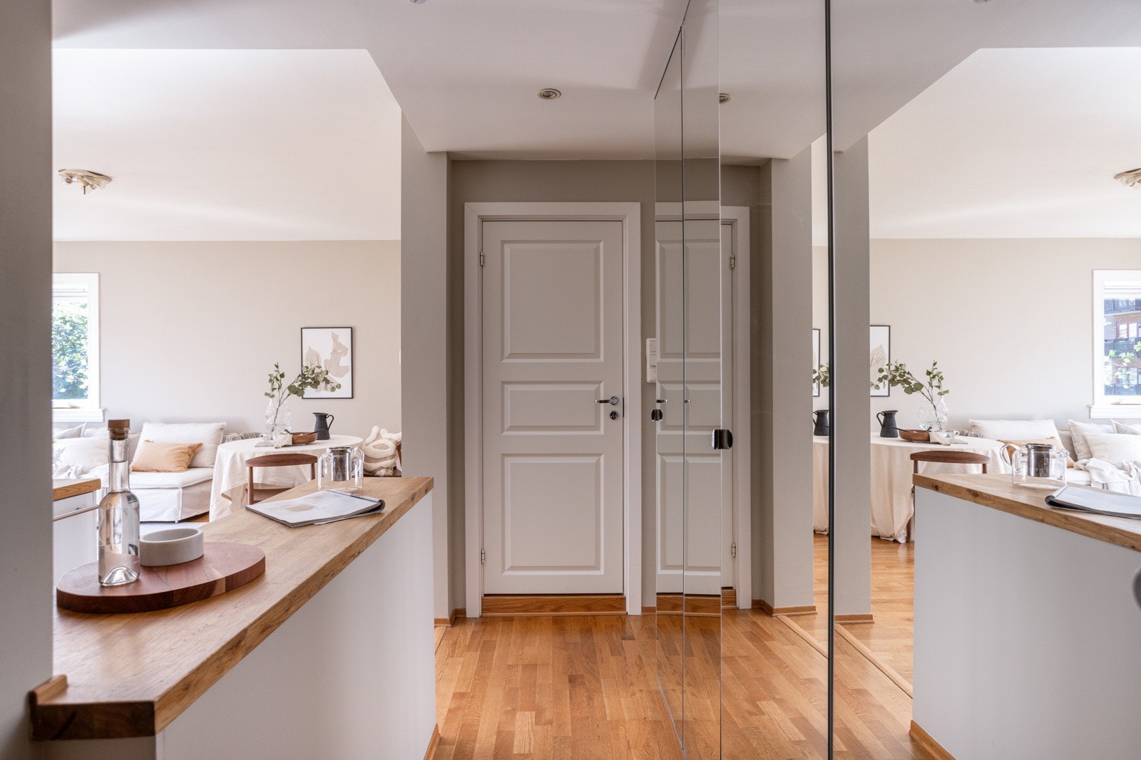 Du ønskes velkommen inn i en lys og praktisk entré. Entréen har parkett på gulv, lysmalte overflater og downlights i himlingen. De fleste overflatene i leiligheten ble malt i 2024. Galleribilde