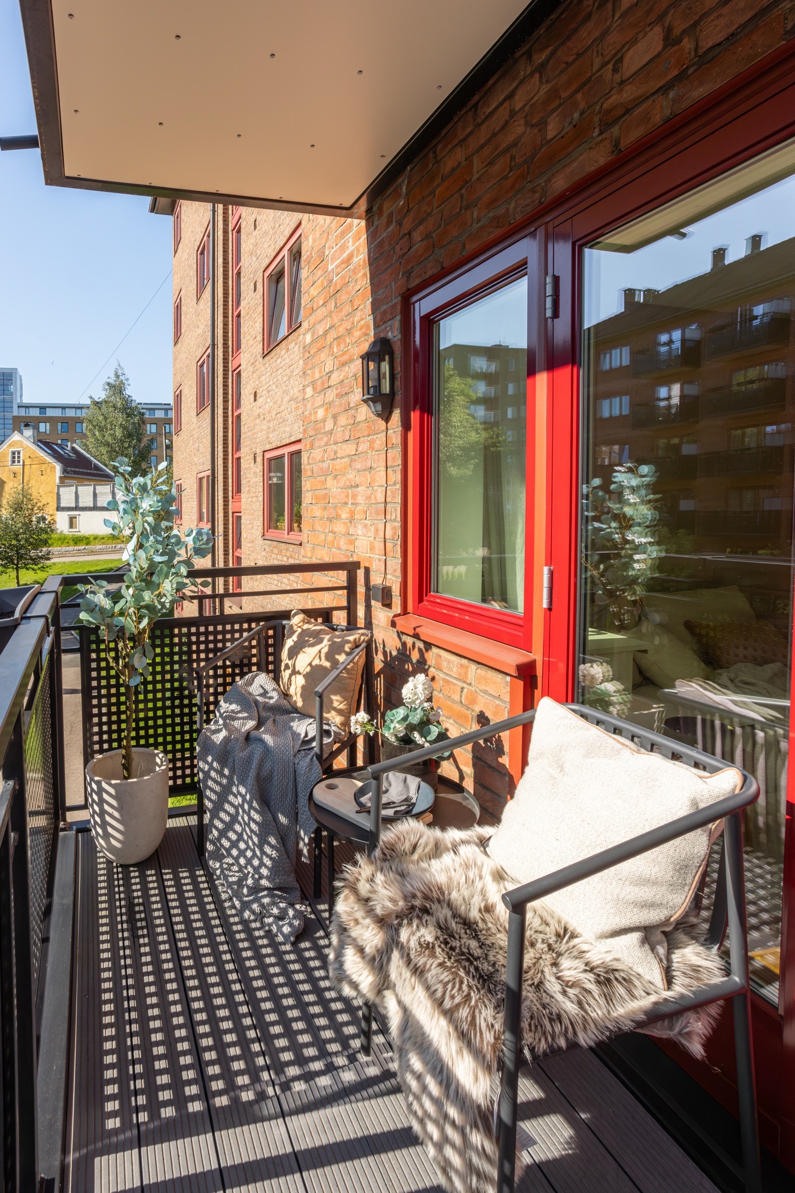 Balkongen er overbygget, har komposittgulv og plass til sittegruppe etter eget ønske og behov. Galleribilde
