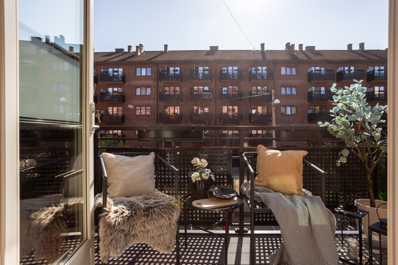 Selger opplyser om sol på balkongen fra ca. klokken 08.00 til 14.15 på sommerstid. Galleribilde