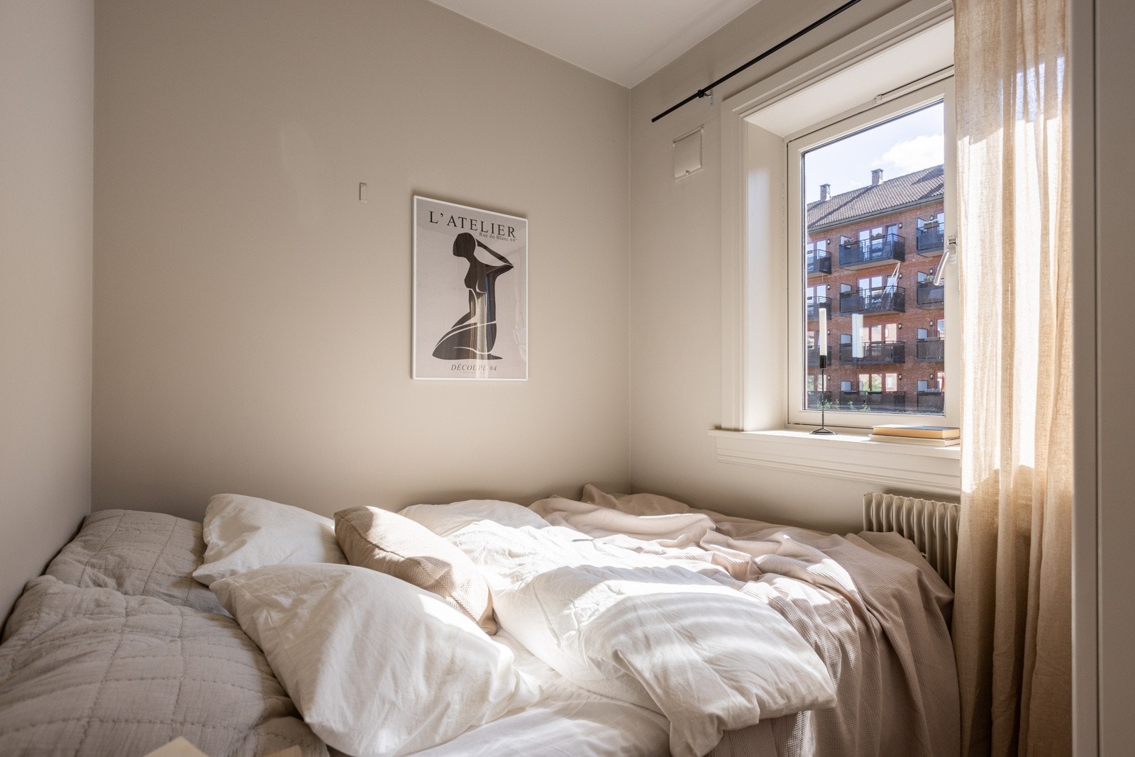 God standard med parkett på gulv og overflater malt i en fin lys farge. Også her har du en stor vindusflate og god takhøyde på ca. 2,63 meter som bidrar til en luftig romfølelse. Galleribilde