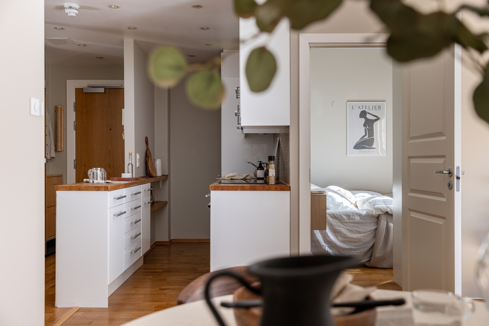 Kjøkkenet ligger i en fin delvis åpen løsning med stuen, adskilt og samtidig åpent og sosialt. Galleribilde