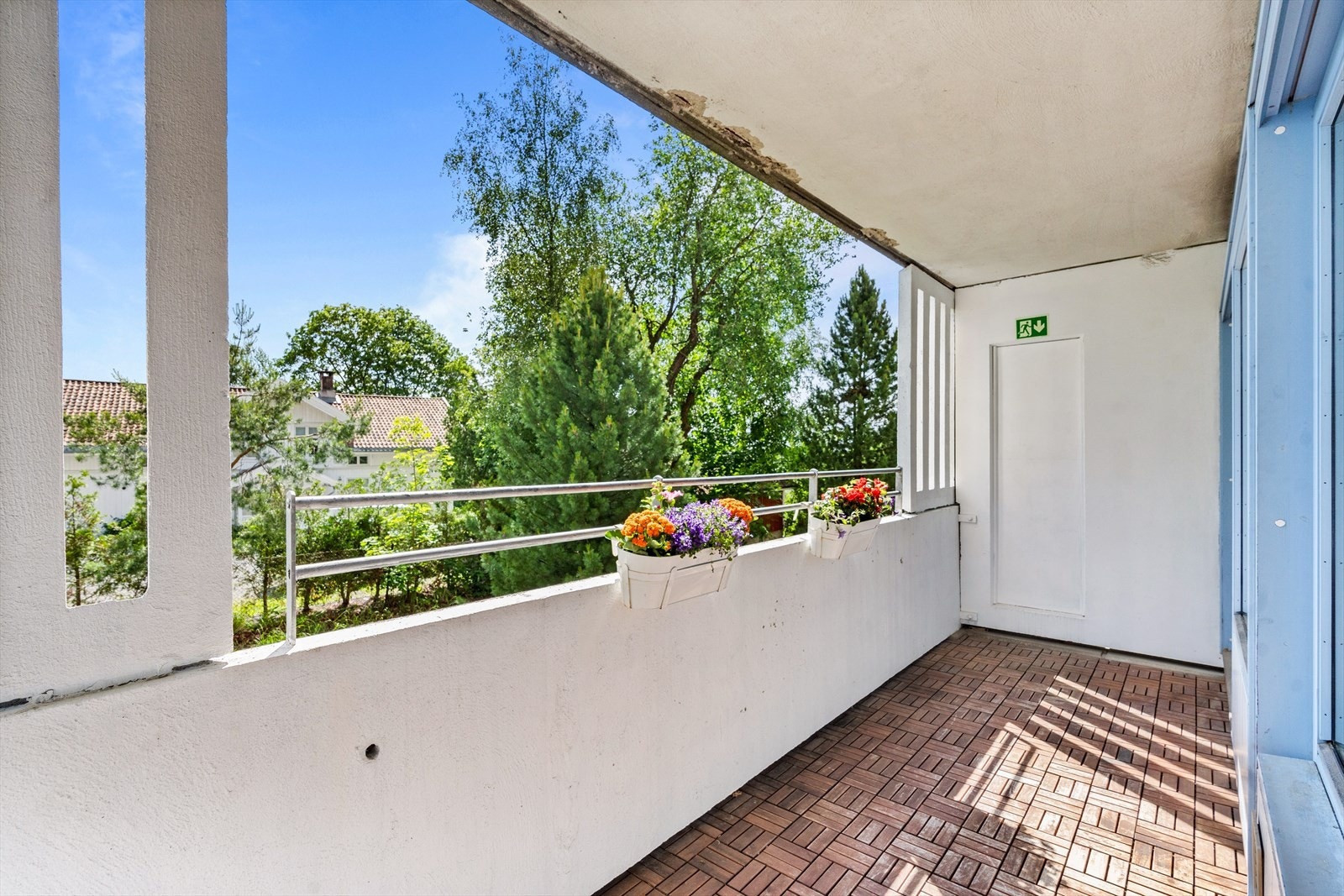 Balkongen er overbygget, og det er god plass til utemøbler o.l. Galleribilde