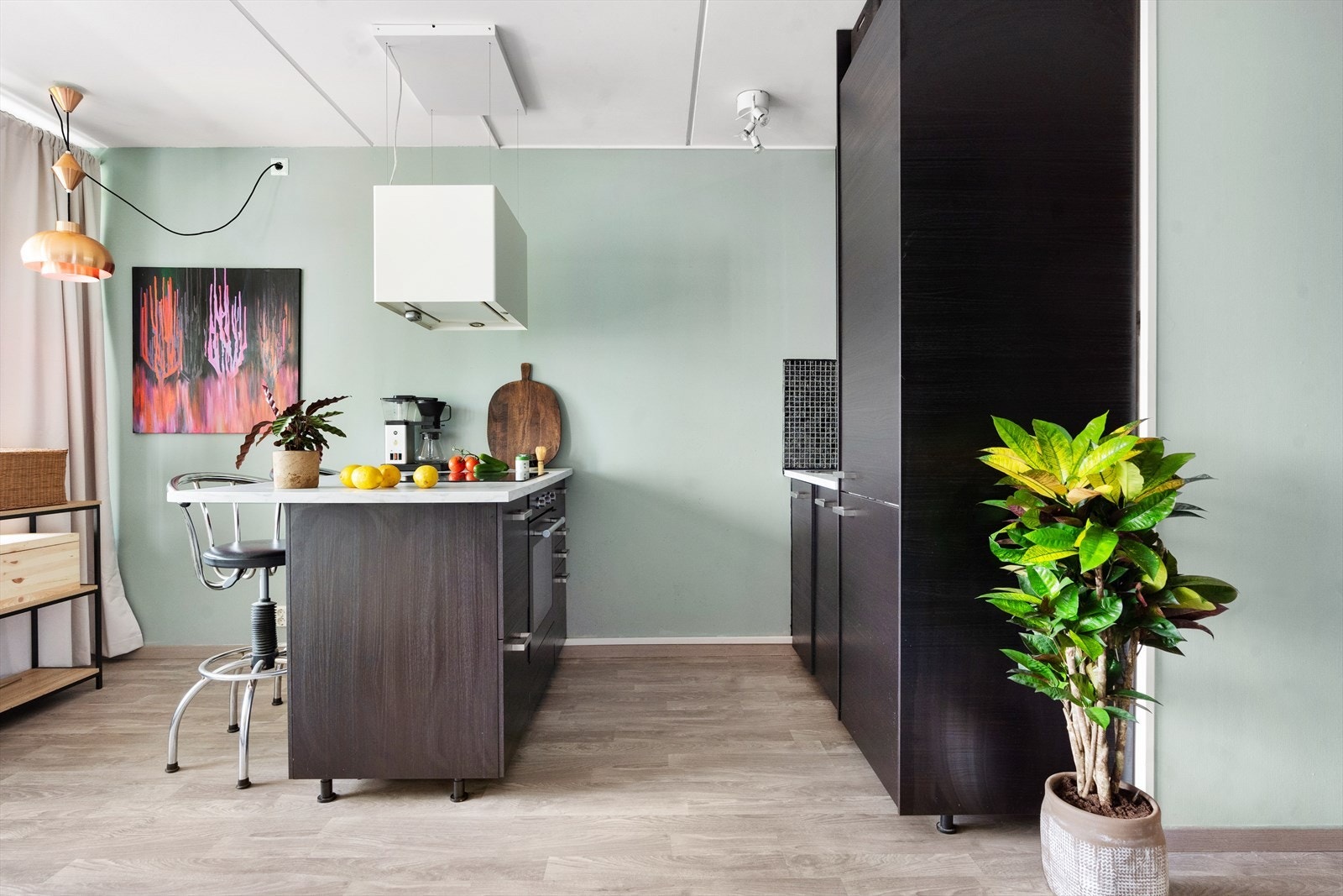 Leiligheten har et tidsriktig kjøkken fra IKEA med integrerte hvitevarer og kjøkkenøy. Galleribilde