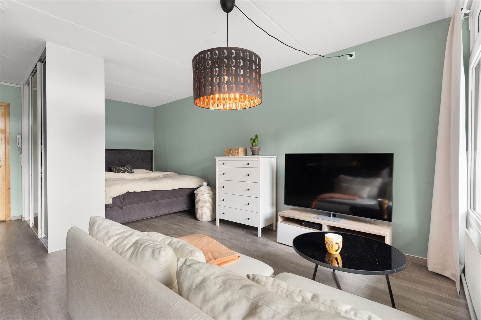 Det er opplegg for taklampe over stue- og spisesonen. Galleribilde