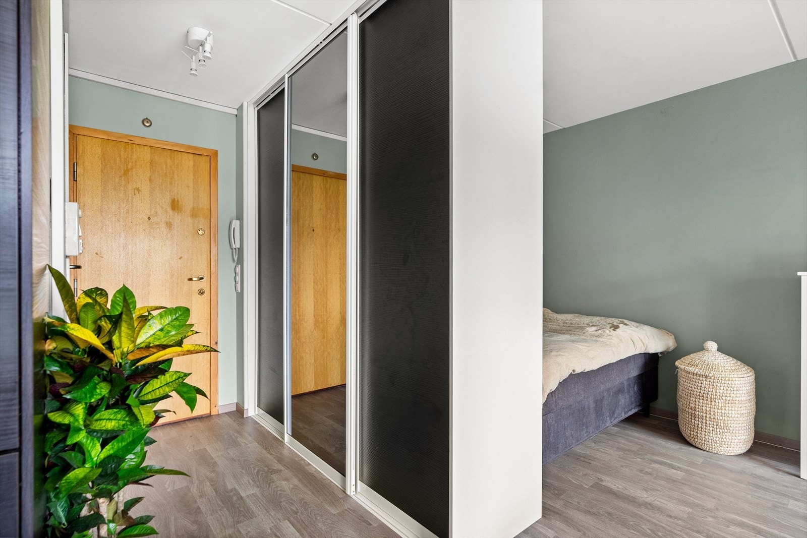 Leiligheten har en lys og åpen entré med plass til å henge fra seg yttertøy i garderobeskap. Galleribilde