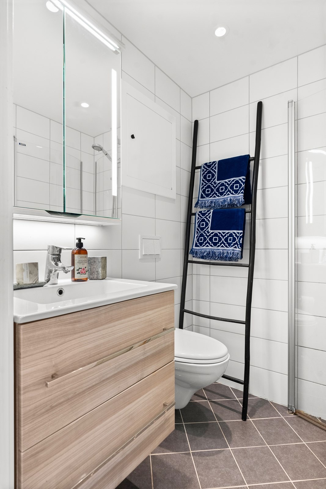 Det er også montert inn dusjhjørne med glassdører, opplegg for vaskemaskin og vegghengt toalett. Galleribilde