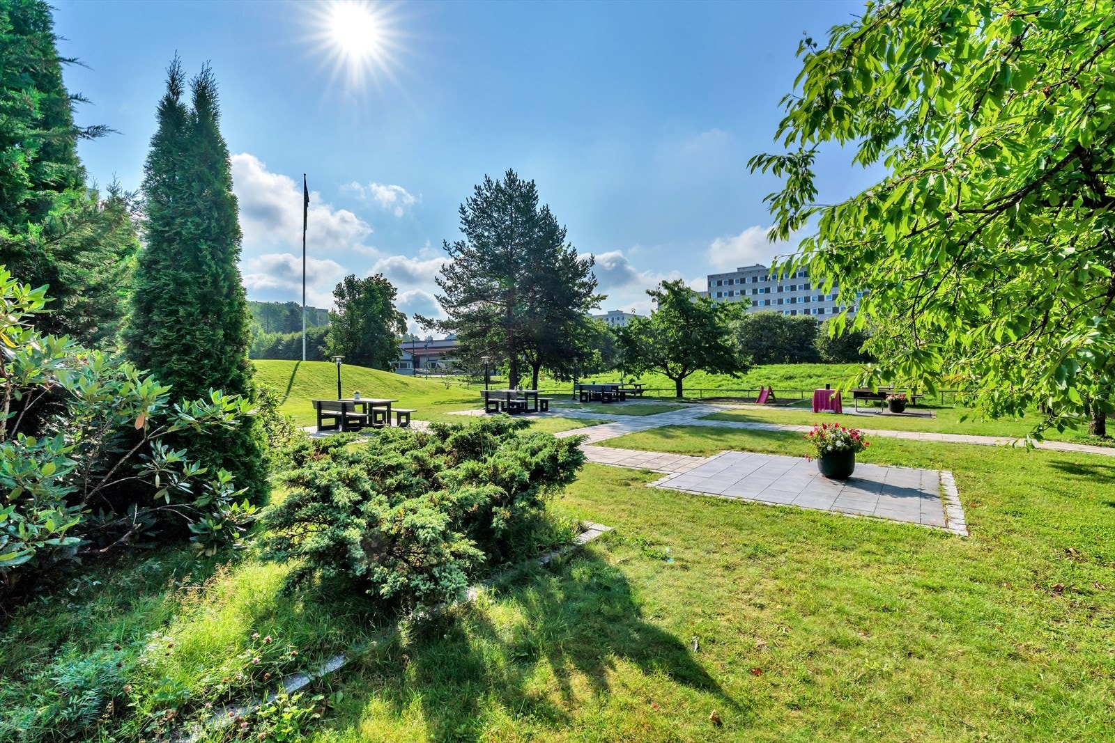 Nærområde er omringet av grøntarealer og parker. Galleribilde