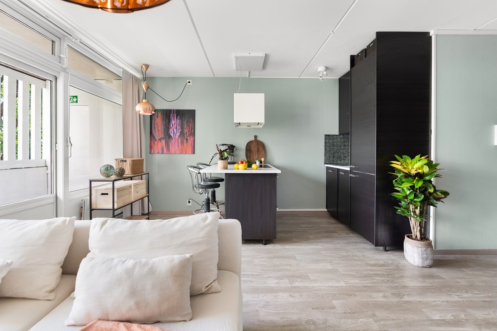 Leiligheten oppleves som luftig og moderne, og har åpen kjøkken/stueløsning. Galleribilde