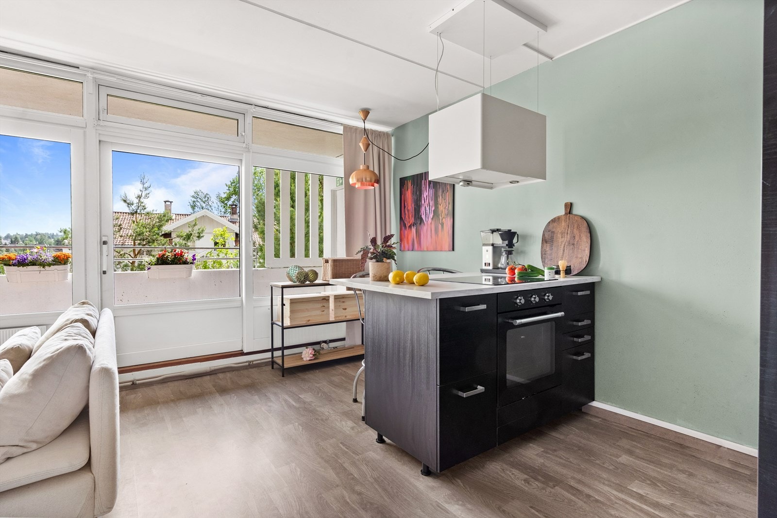 Planløsningen er effektiv og praktisk, og du kan nyte frokost på en herlig veranda med utsyn mot nabolaget og grøntarealer.
. Galleribilde