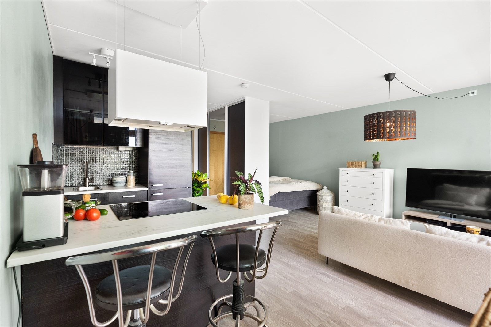 Bak det store garderobeskapet er det plass til en stor dobbeltseng på 180 cm. Galleribilde