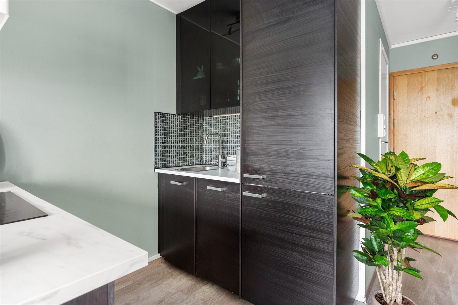 Hvitevarer som kombi kjøp/frys, oppvaskmaskin, ovn, og platetopp er integrert. Galleribilde