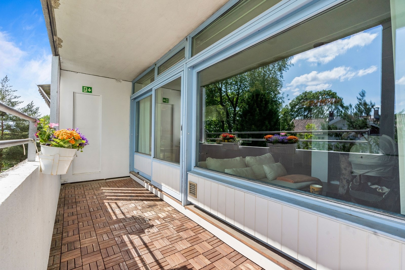 Fra stuen er det utgang til sørvendt balkong på 8 m². Galleribilde