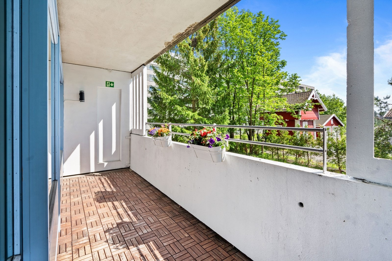 Det er montert belysning på vegg. Galleribilde