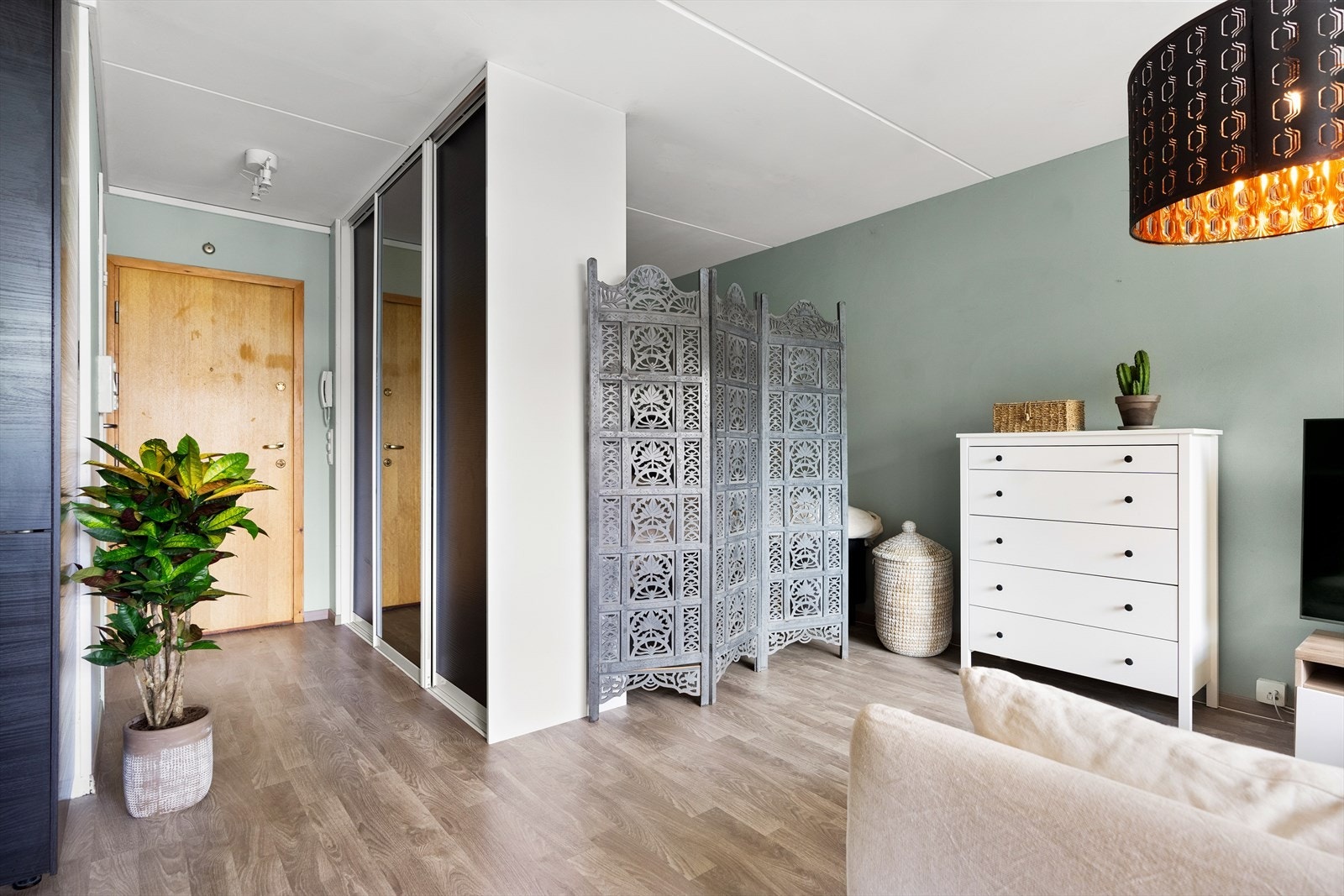 Det er trappefri, heisadkomst til leiligheten. På vegg er det installert dørcalling. Galleribilde