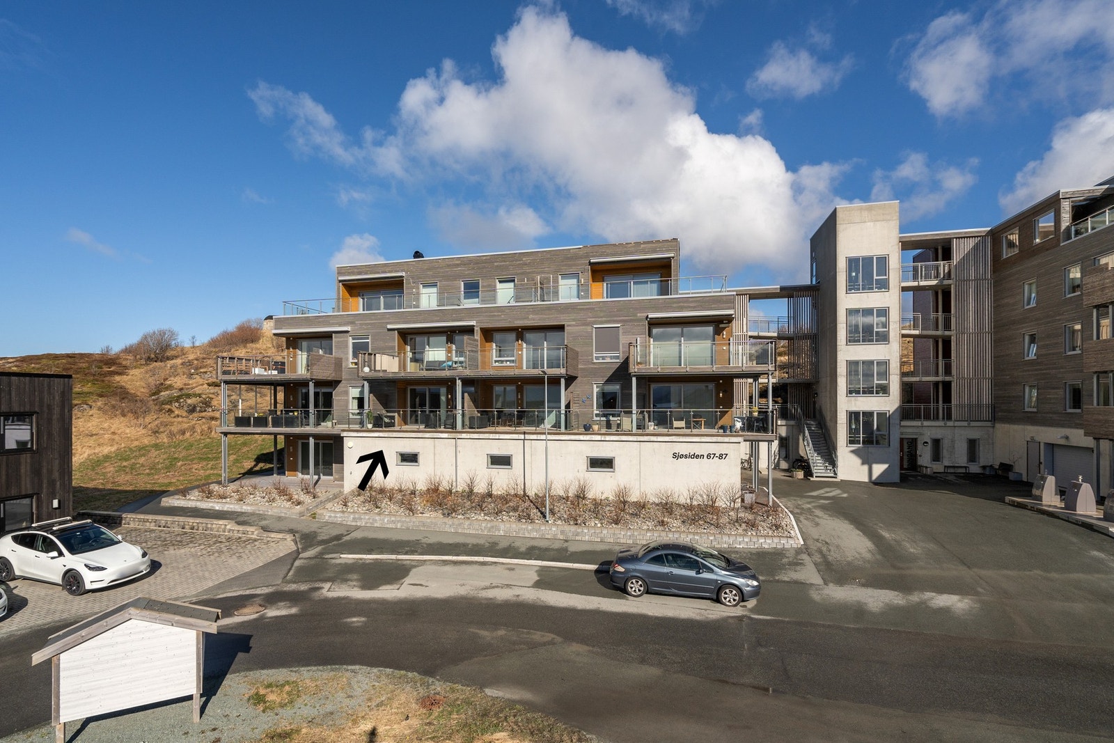 Leiligheten ligger i blokkas 2.etasje. i 1.etasje finner man parkeringskjeller og bod Galleribilde