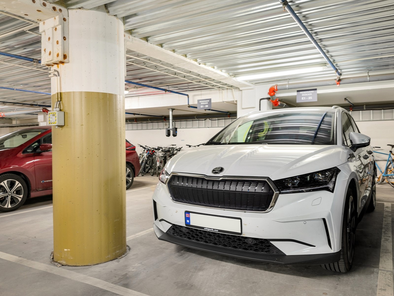 Boligen disponerer en biloppstillingsplass i oppvarmet garasje med EL. Galleribilde