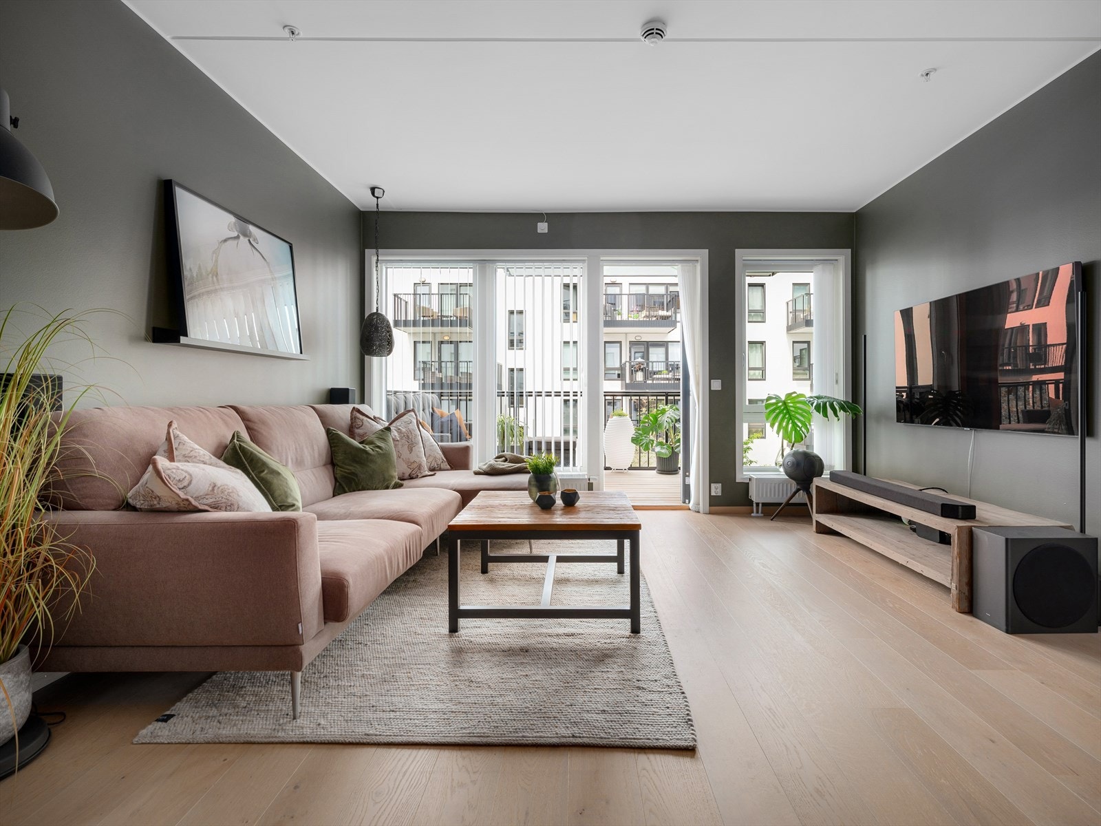 Boligen er svært gjennomført og har en lekker og høy standard. Galleribilde