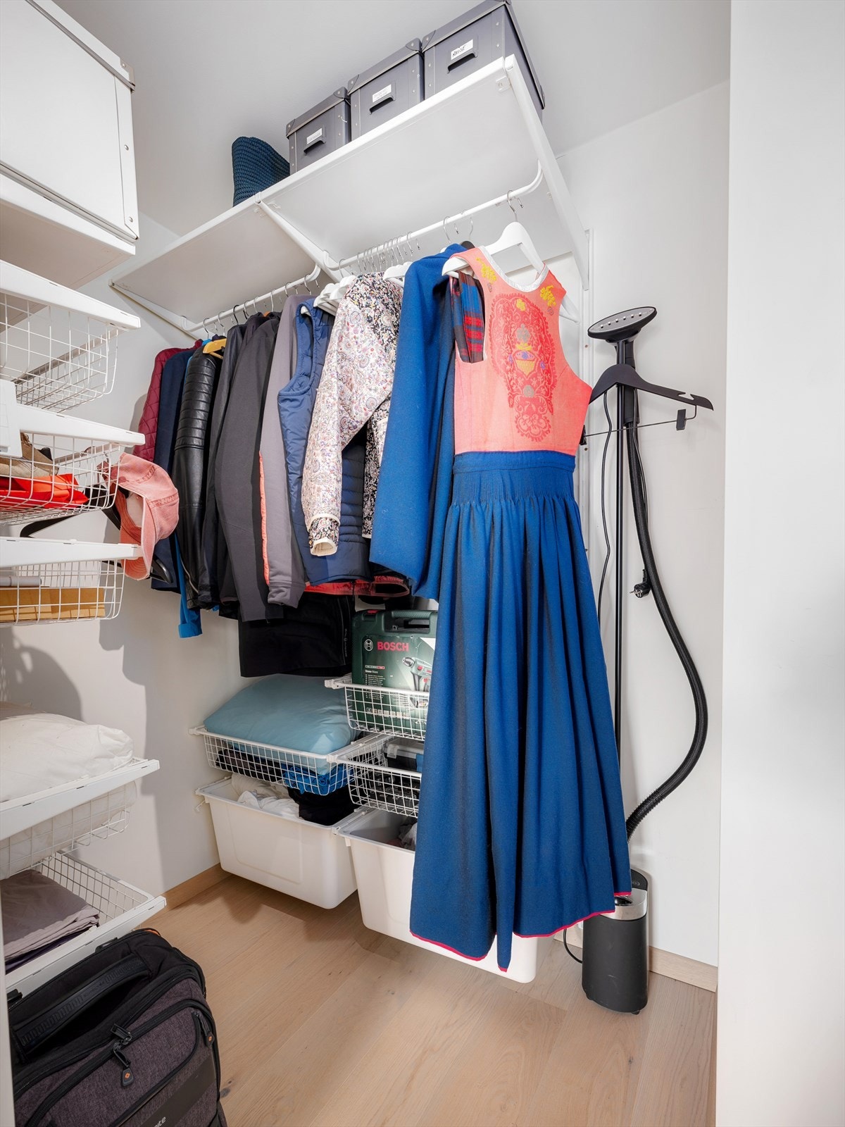 Praktisk walk-in closet, her er det plass til både uteklær og støvsuger. Galleribilde