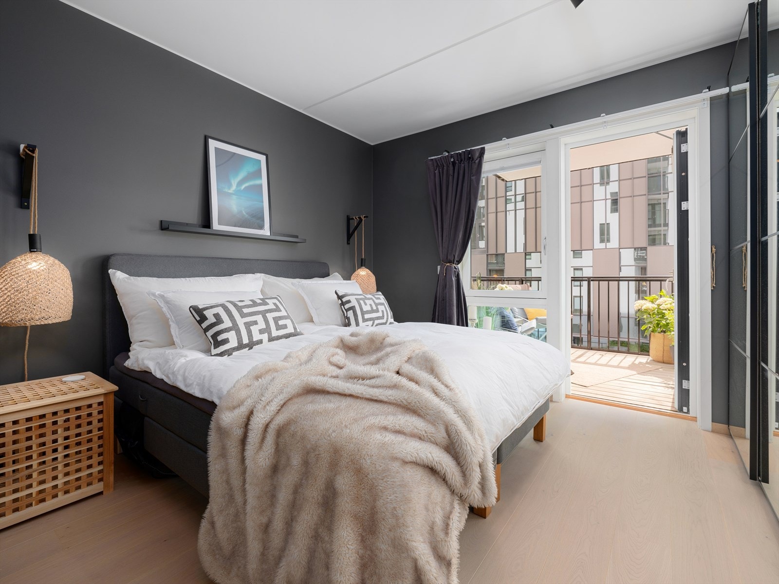 Hovedsoverommet er romslig, her er det plass til en god seng med tilhørende møblement. Galleribilde