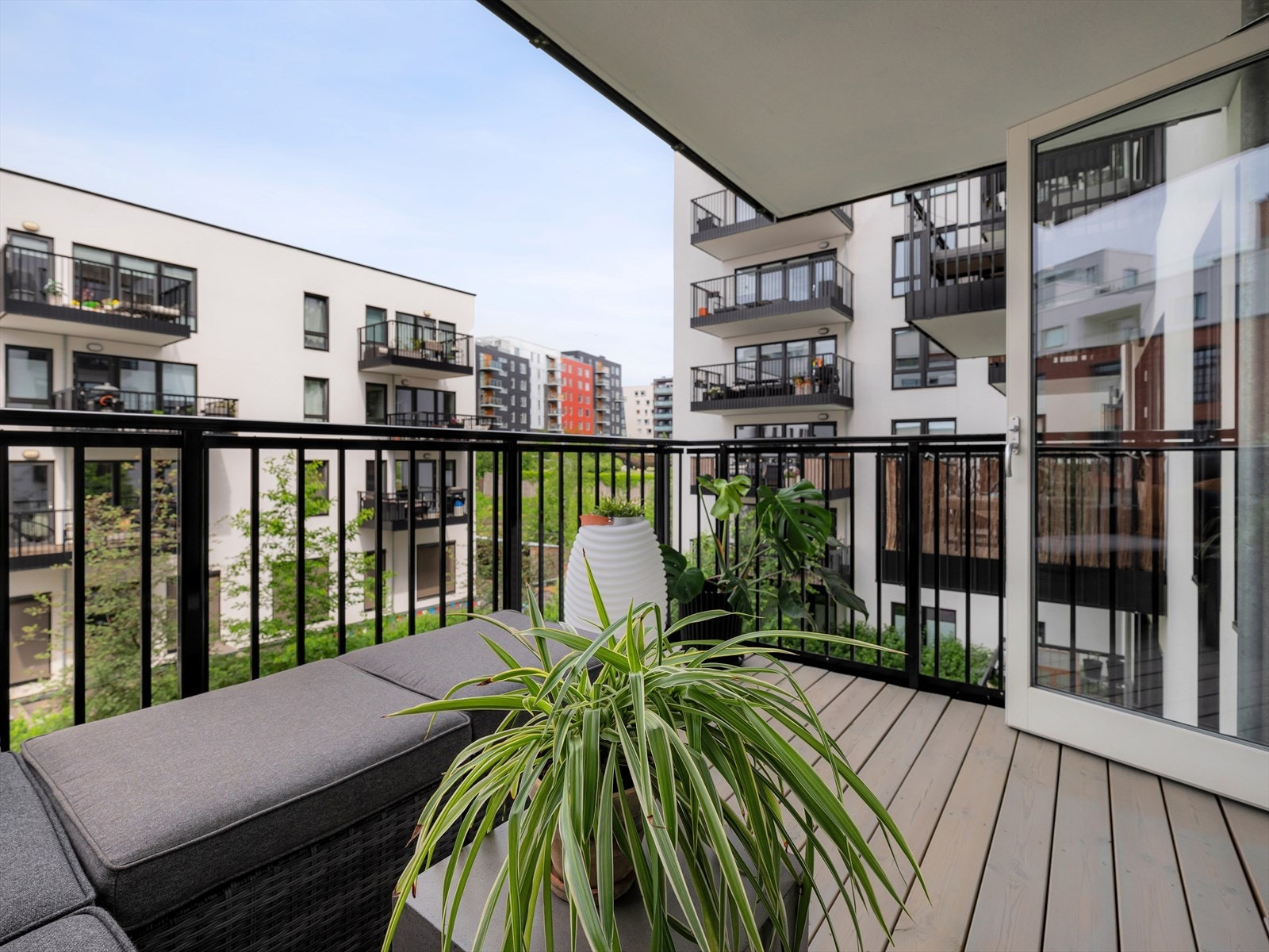 Balkongen med utgang fra stue er nordvestvendt med ettermiddagssol. Galleribilde