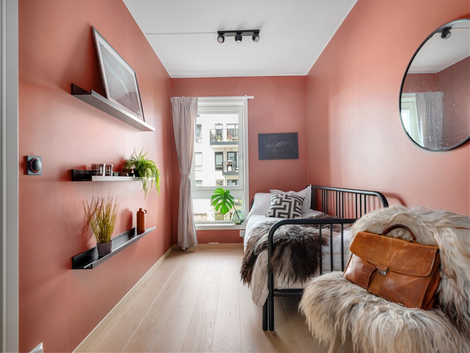 Det er veldig mye naturlig lys som strømmer inn fra vinduene. Galleribilde