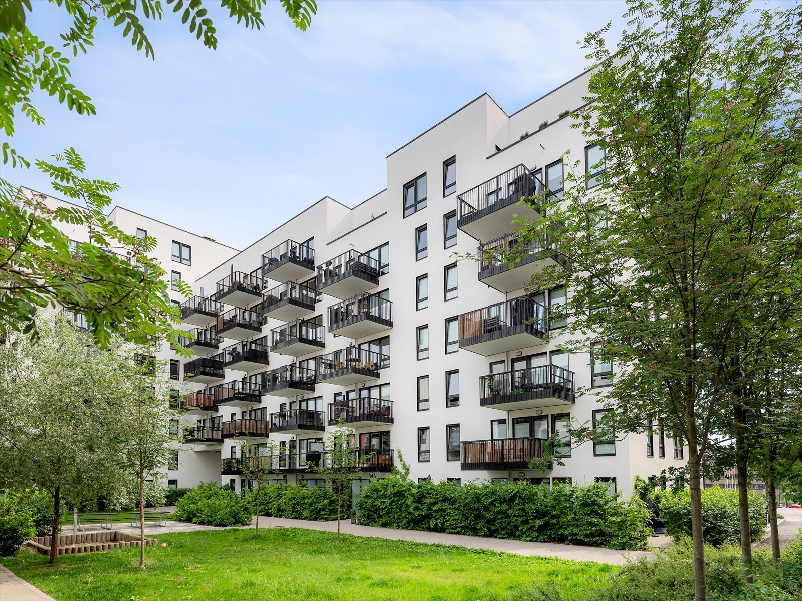 Her har du alt du trenger innen få meter, du finner alt fra dagligvare, barnehage, treningssenter og t-bane rett i nærheten. Galleribilde