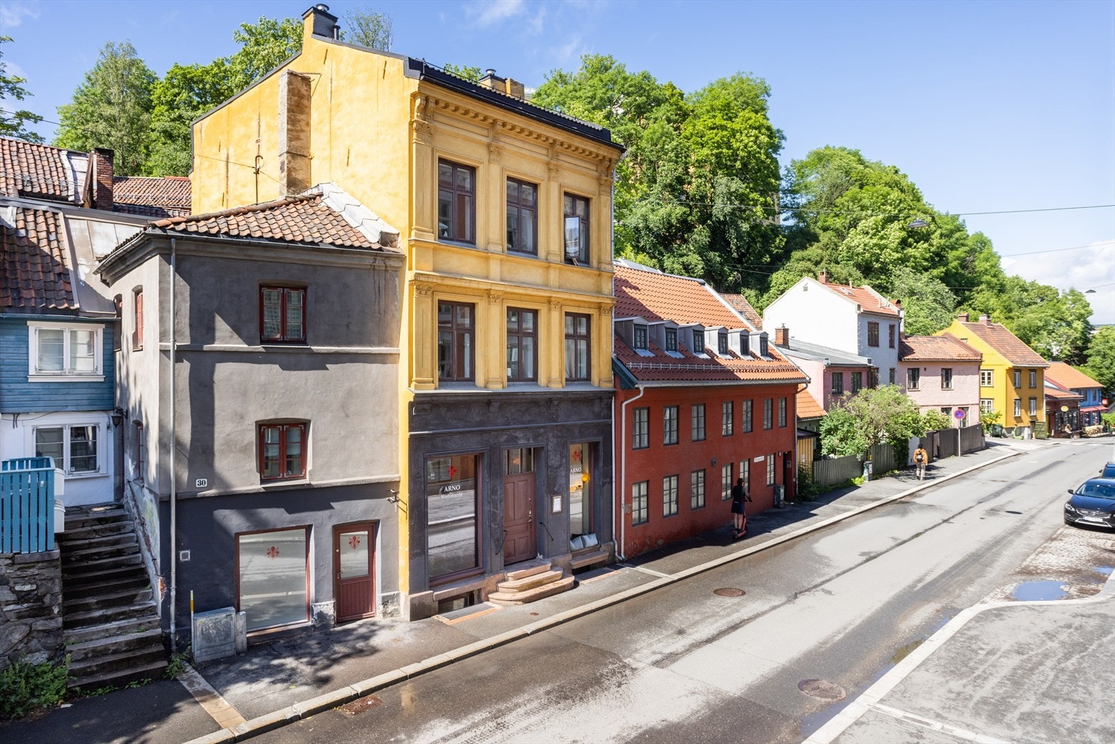 Her bor du midt mellom St. Hanshaugen, Grünerløkka og sentrum med gangavstand til det meste hovedstaden har å tilby av butikker, kollektivtransport, populære parker, kultur, kaféer, restauranter og mye mer. Galleribilde