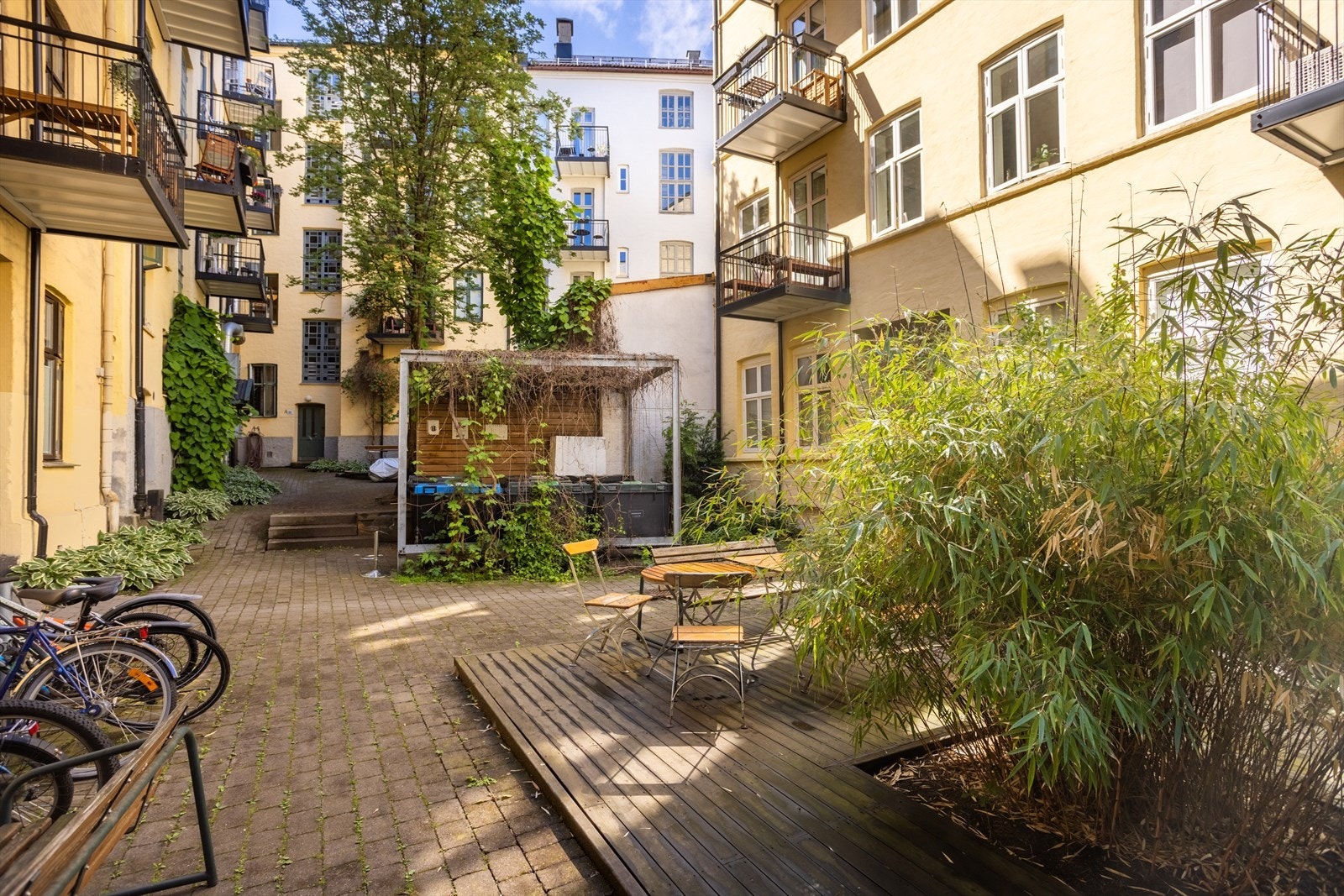 Leiligheten disponerer en kjellerbod på 8 m², loftsbod på 5 m² og en bod i felles trapperom som deles med nabo. Galleribilde