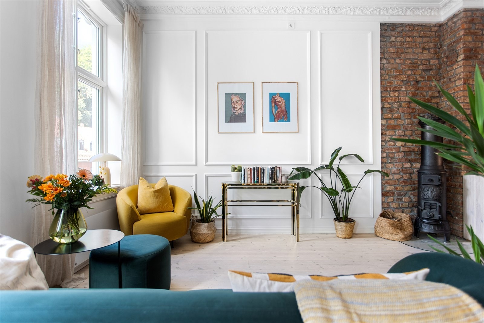 Leiligheten har gjennomgående store vindusflater som slipper inn rikelig med naturlig daglys. Galleribilde