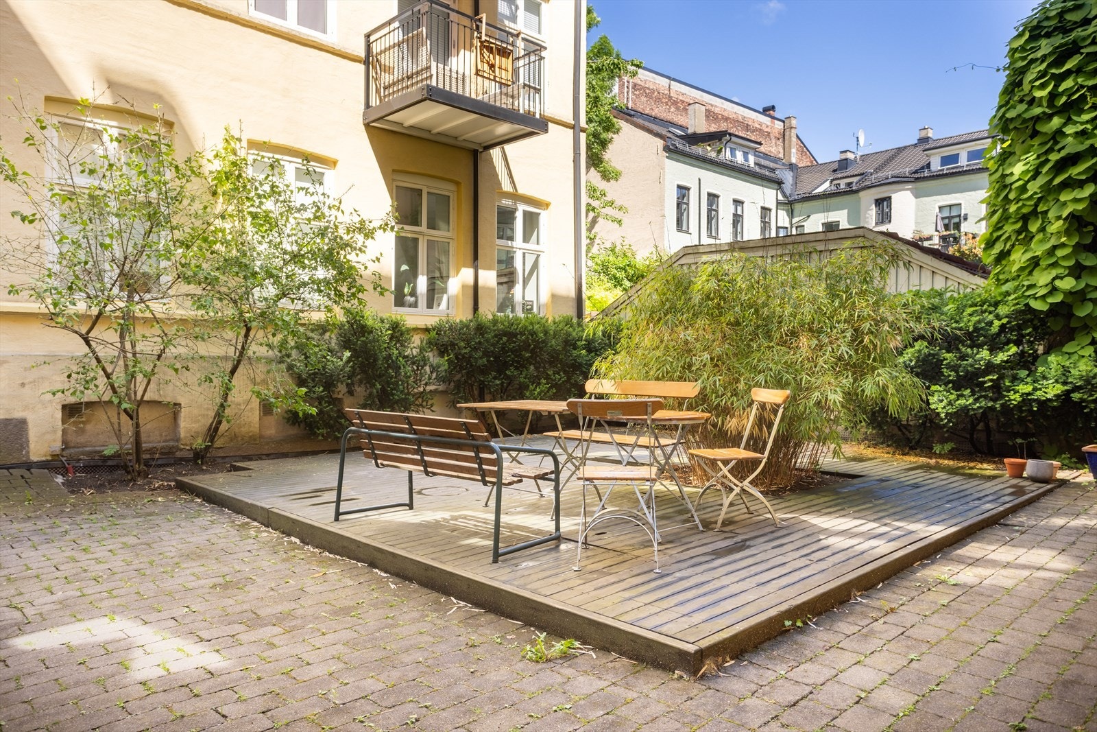 Borettslaget byr på flere sosiale uteområder, sykkelparkering og felles vaskeri i kjeller. Galleribilde