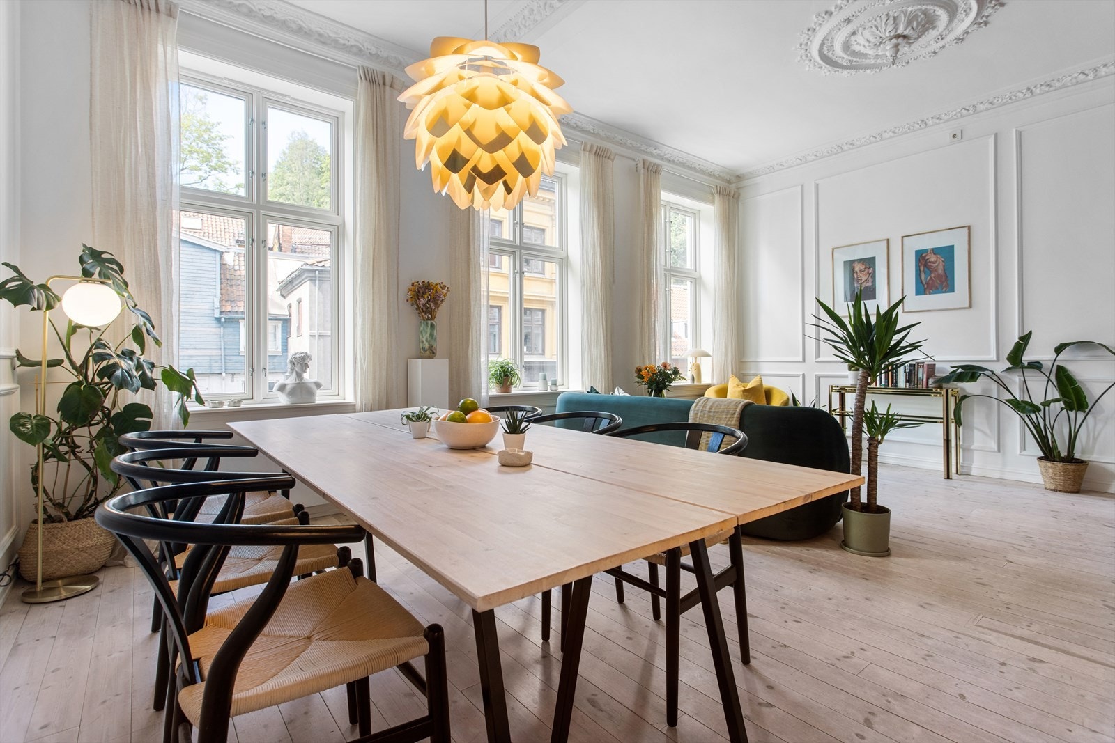 Dette er en lys og pen leilighet i en klassisk bygård med attraktiv beliggenhet på Fredensborg. Galleribilde