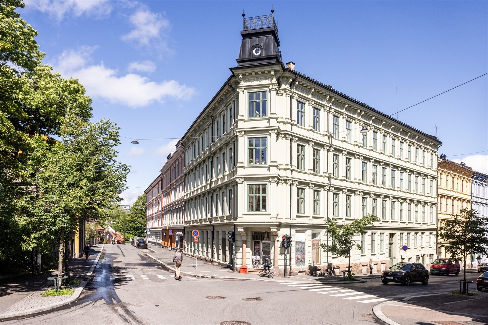 Borettslaget leier ut lokale til Michelin restauranten Hyde. I tillegg er det flere kaféer og spisesteder i nærområdet. Galleribilde