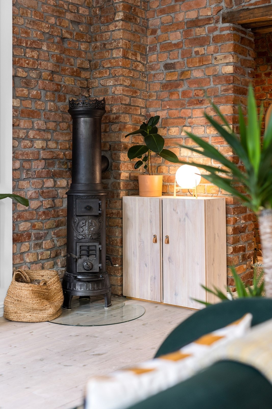 Støpejernovn bidrar med varme og hygge på kjølige vinterdager. Galleribilde