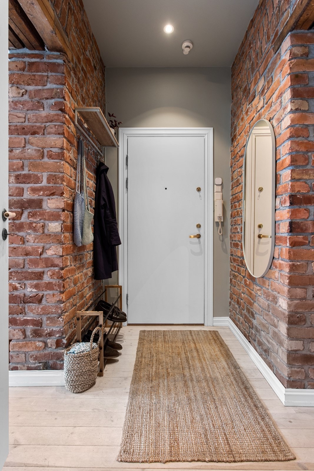 Velkommen inn i denne innbydende entréen! Dørcalling lar deg enkelt slippe inn gjester fra gateplan. Galleribilde