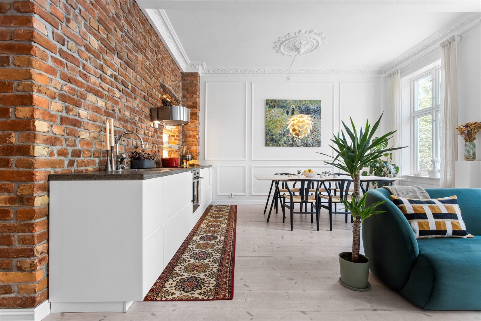 Stuen har generøs himlingshøyde på 3,15 meter. Galleribilde