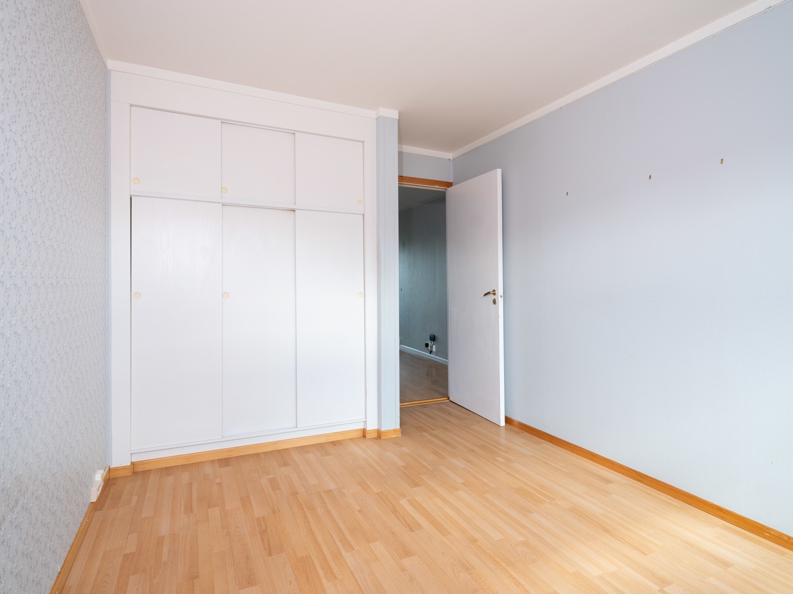 Rommet har god plass til stor seng og tiltenkt garderobeløsning. Galleribilde
