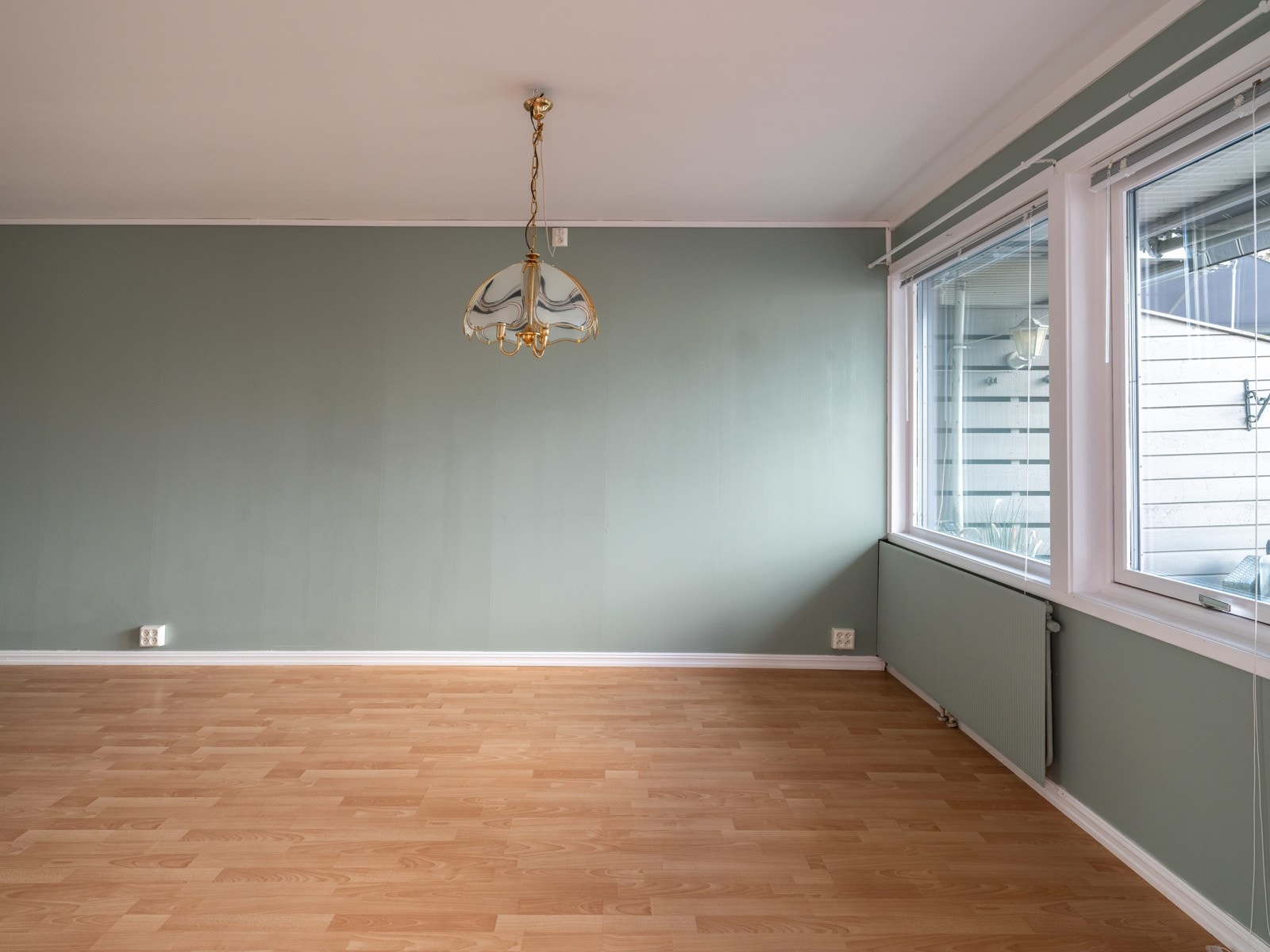 Rommet er hold ti lyse fargetoner som harmonerer fint med det naturlig innlyset fra vindusflatene. Galleribilde