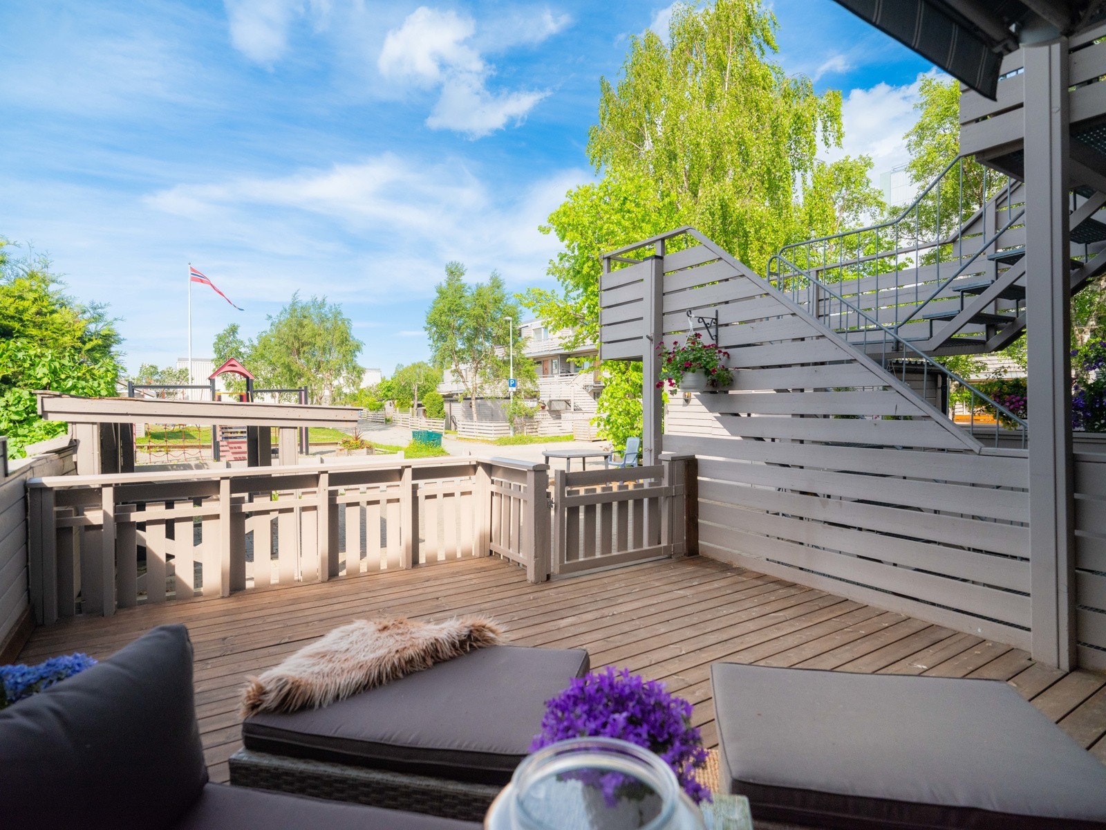 Den romslige terrassen har god plass til diverse utemøblement som sittegrupper. Galleribilde