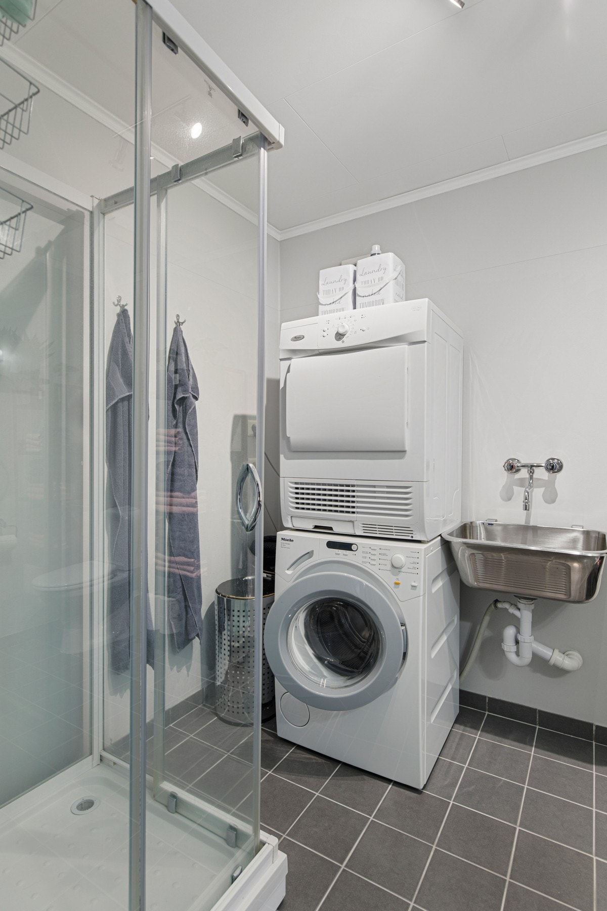 Rommet er utstyrt med varmekabler i gulv, dusjkabinett, toalett, elektrisk avtrekksvifte, baderomsinnredning, samt opplegg for vaskemaskin/tørketrommel. Galleribilde