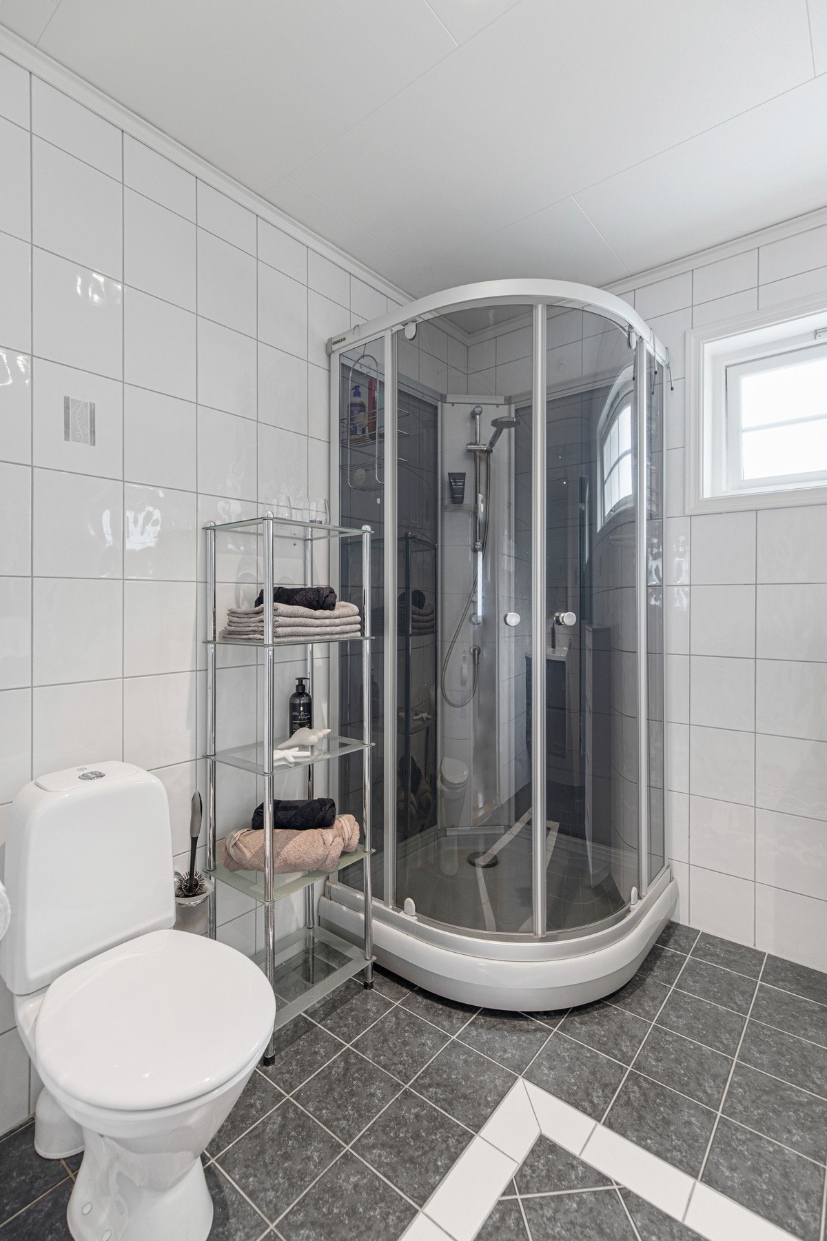 Rommet er utstyrt med varmekabler i gulv, toalett, dusjkabinett og baderomsinnredning med servant. Etasjen har i tillegg separat wc-rom med tilkomst fra gangen. Galleribilde