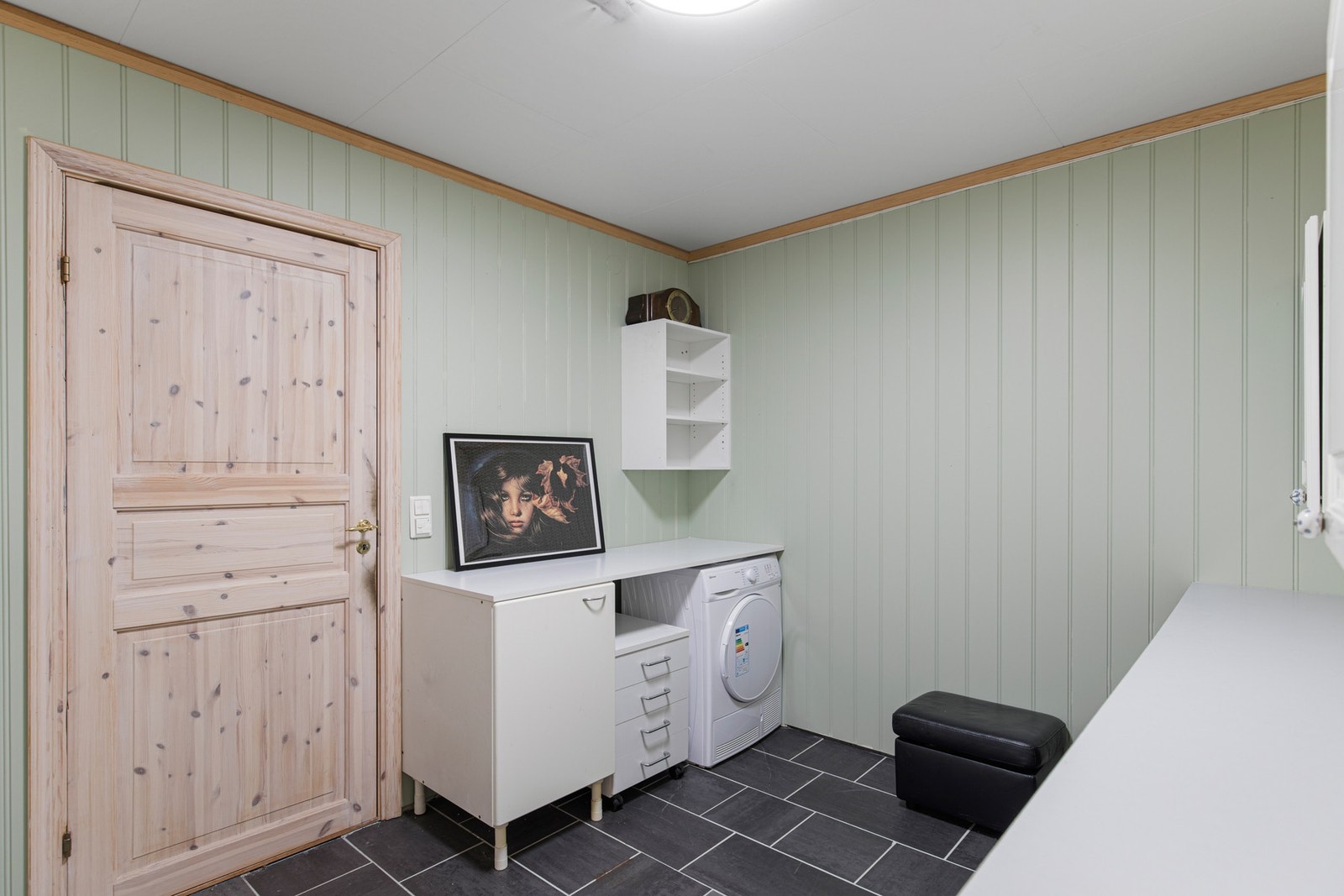 Hoveddelen disponerer deler av etasjen med tilkomst fra trapp i gang. Her er det to boder med gode oppbevaringsmuligheter og direkte tilkomst til garasjen. Galleribilde