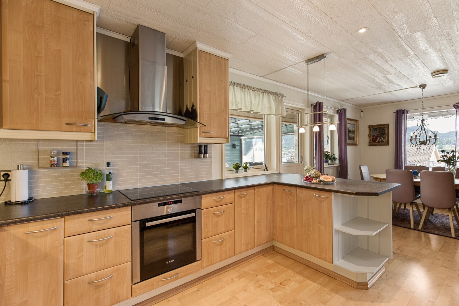 Videre inneholder innredningen barløsning mot stue, laminat benkeplate og ventilator. Galleribilde