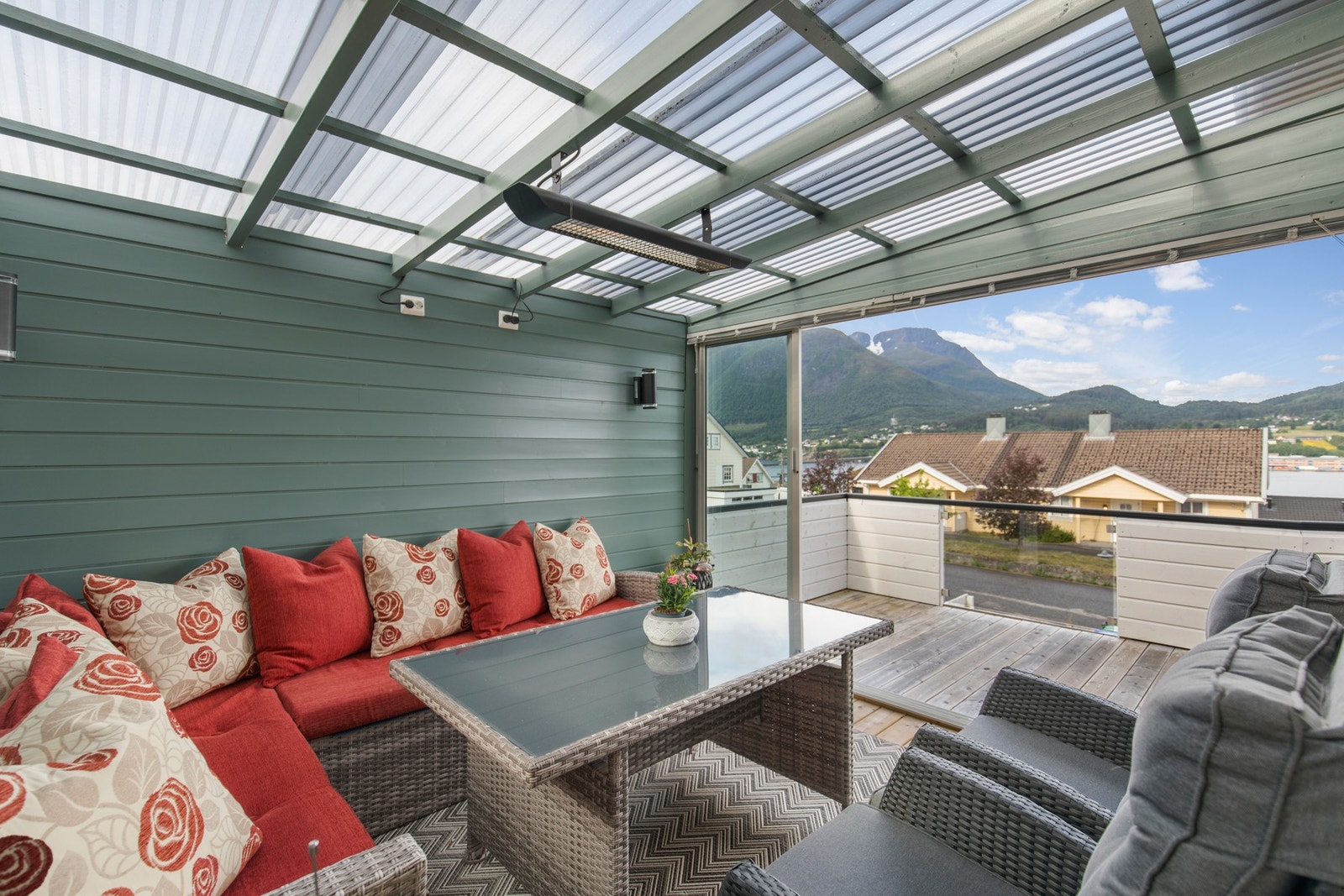 Hagestuen ble etablert i 2021. Her er det skyvedører ut til terrasse. Galleribilde